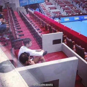 Гришо гледа, Маша мачка 