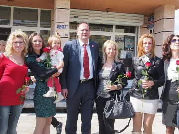 Михаил Миков пусна 100 червени балона за 100 години БСП-Любимец