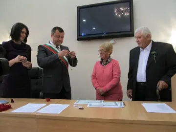 Баби и дядовци се жениха отново след 50 г.