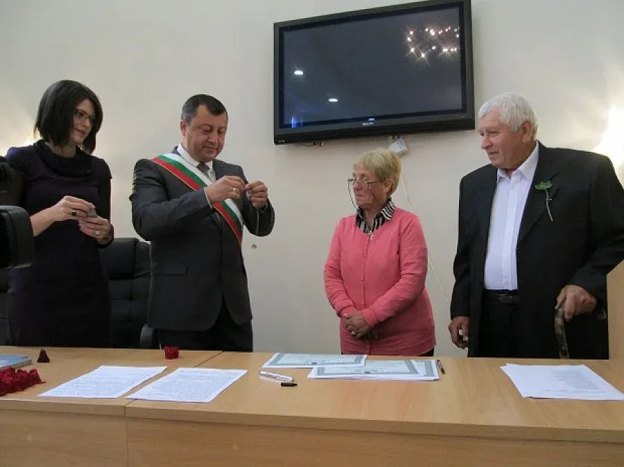 Баби и дядовци се жениха отново след 50 г.