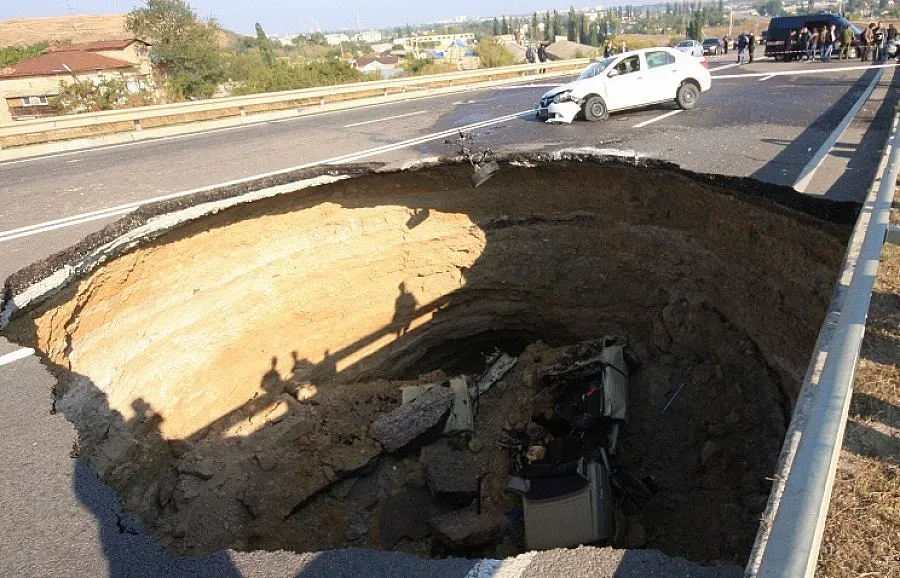 Гигантска дупка на пътя погълна кола с 8 души в Крим