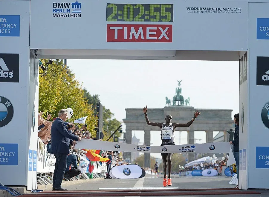 Денис Кимето постави нов световен рекорд в маратона