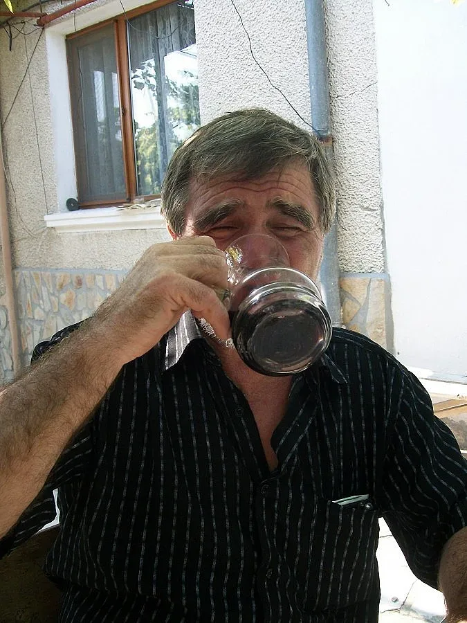 Свещеник учи лозари да майсторят вино