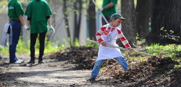 Доброволци правят уборка на парк „Беласица"