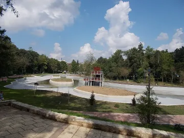 С прегръдки в алеята на влюбените и много прояви откриват обновения парк на Добрич