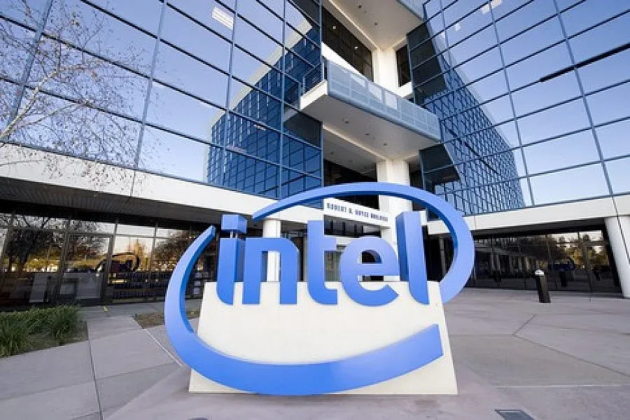 Intel купува дялове в китайски компании за чипове