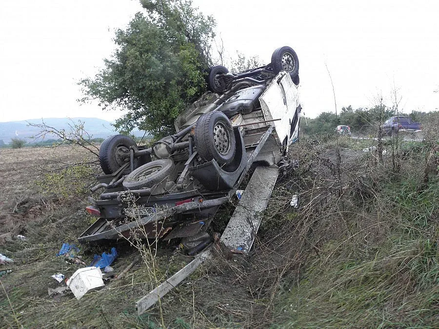 Пикап с работници се обърна на E79