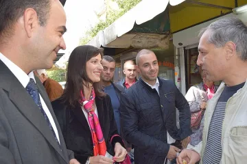 Александър Ненков и Мария Габриел се срещнаха с търговци и производители на пазара в „Младост“