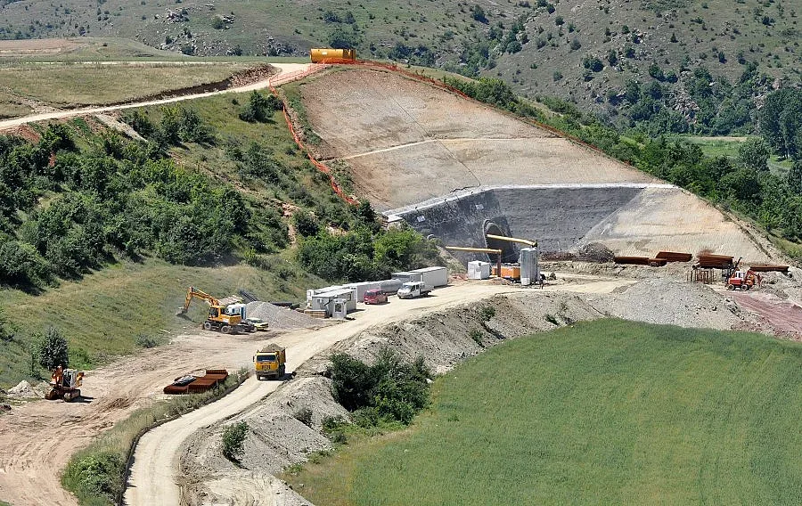 Села на бунт заради забавен ремонт на магистрала „Струма”