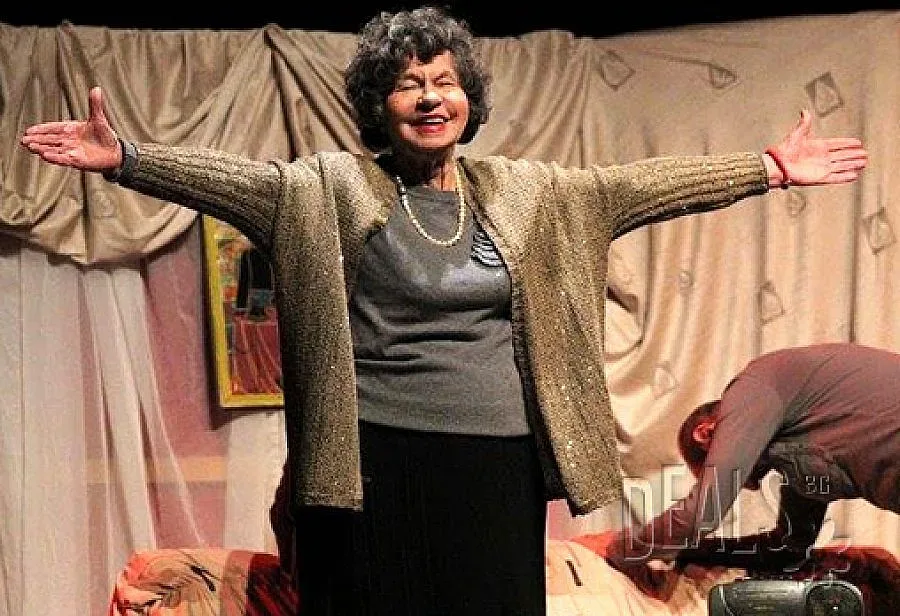 Мутафова подарява Джули на Първомай