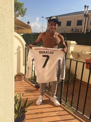 Уволняват за селфи с Роналдо