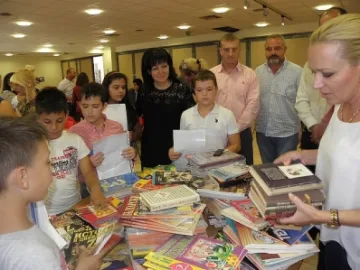 Кандидат-депутати от ГЕРБ дариха учебници на българско училище в Гърция