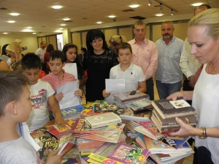 Кандидат-депутати от ГЕРБ дариха учебници на българско училище в Гърция