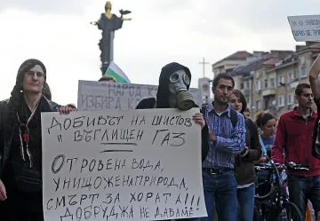 Протести срещу добива на шистов газ в три града на страната
