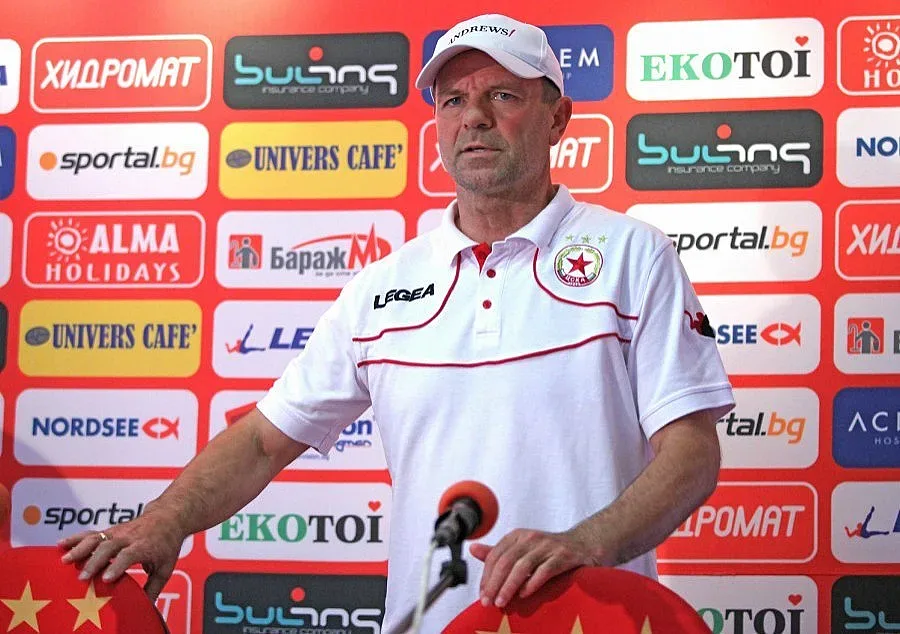 Стойчо се стяга за компроматна война