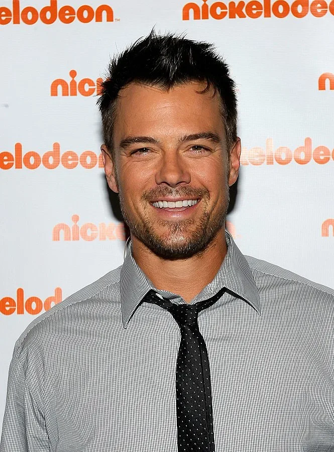 Джош Дюамел развя трибагреника във Фейсбук