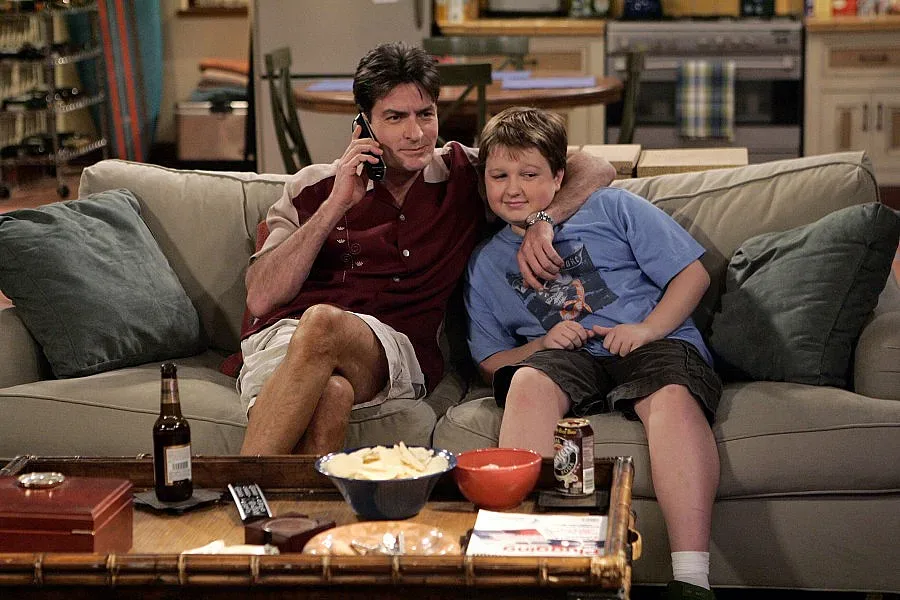 Чичо Чарли се връща в "Двама мъже и половина"