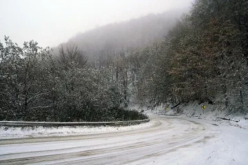 На Петрохан падна първият сняг