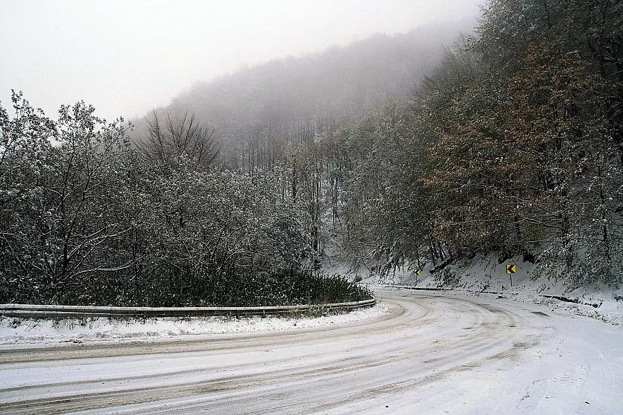 На Петрохан падна първият сняг