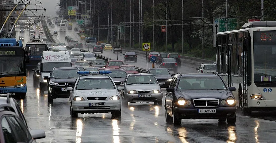 Реки по улиците и задръствания в столицата