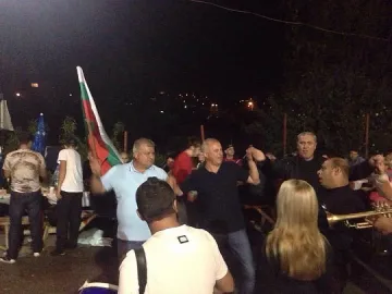 Две телета станаха курбан на кукерите в Симитли