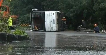 Пуснаха шофьора, обърнал автобус