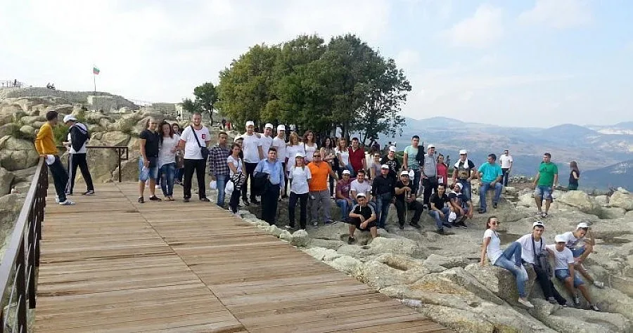 Над 200 младежи заедно с кандидат-депутати на ДПС изкачиха Перперикон