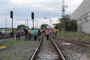 Влак отнесе кола на прелез, по чудо няма пострадали