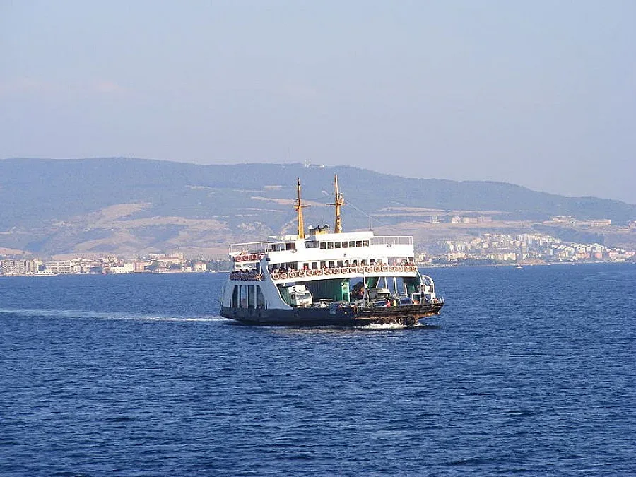 Ферибот с българи удари риф край Гърция