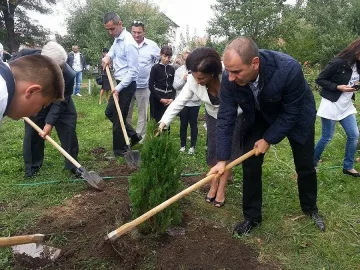 Цветанов и представители на ГЕРБ засадиха 40 дръвчета 