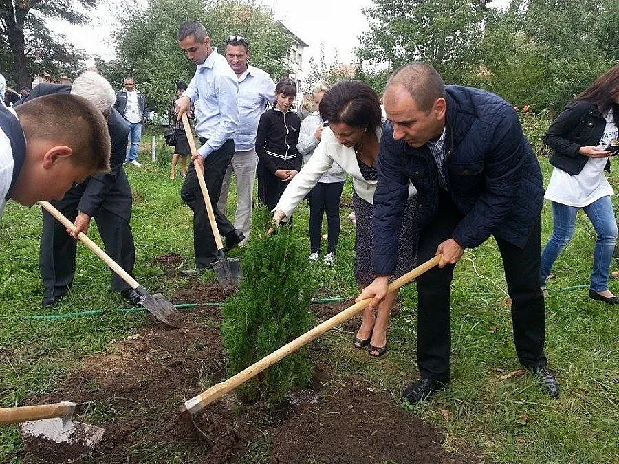 Цветанов и представители на ГЕРБ засадиха 40 дръвчета 