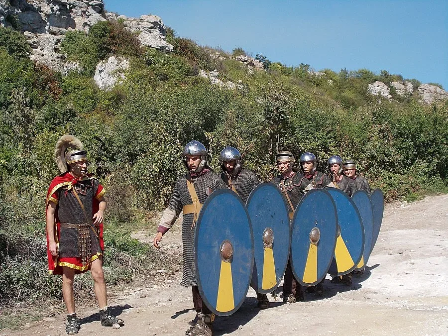 С римляни и протестиращи откриха реставрираната крепост на Яйлата