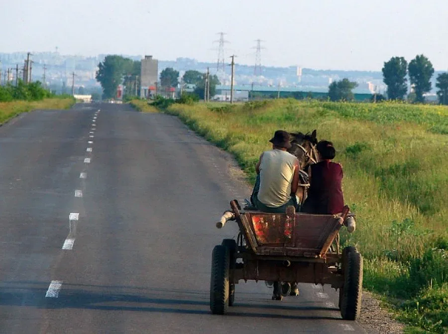 Има риск за живота на прегазеното от каруца момиче