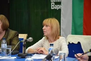 Клисарова: Наредба за един учебник беше подготвена, но настоящият екип не работи по нея
