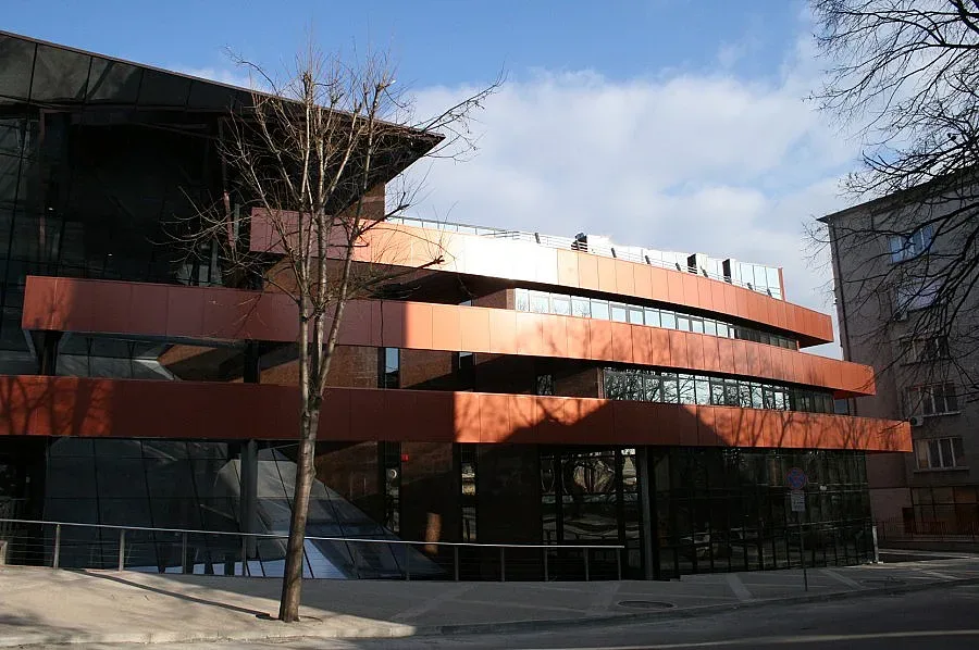 Черпят с вино на 8000 г. в нощта на изкуствата