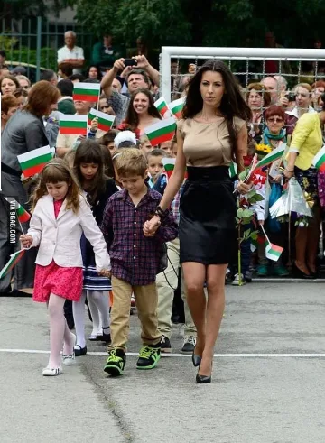 Красивата учителка изключи телефона 