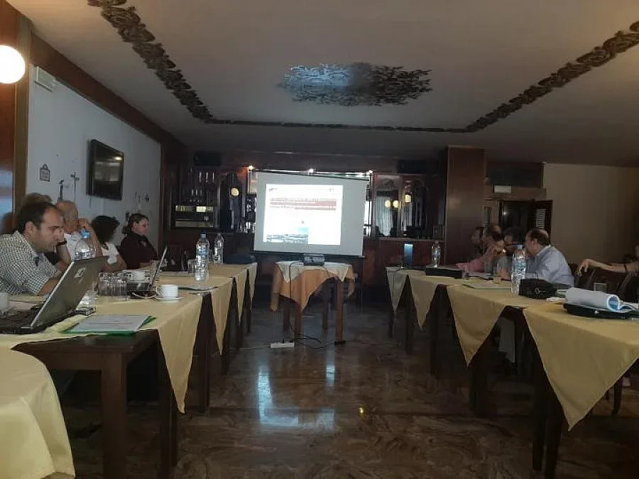 Правят басейн с минерална вода в забавачка