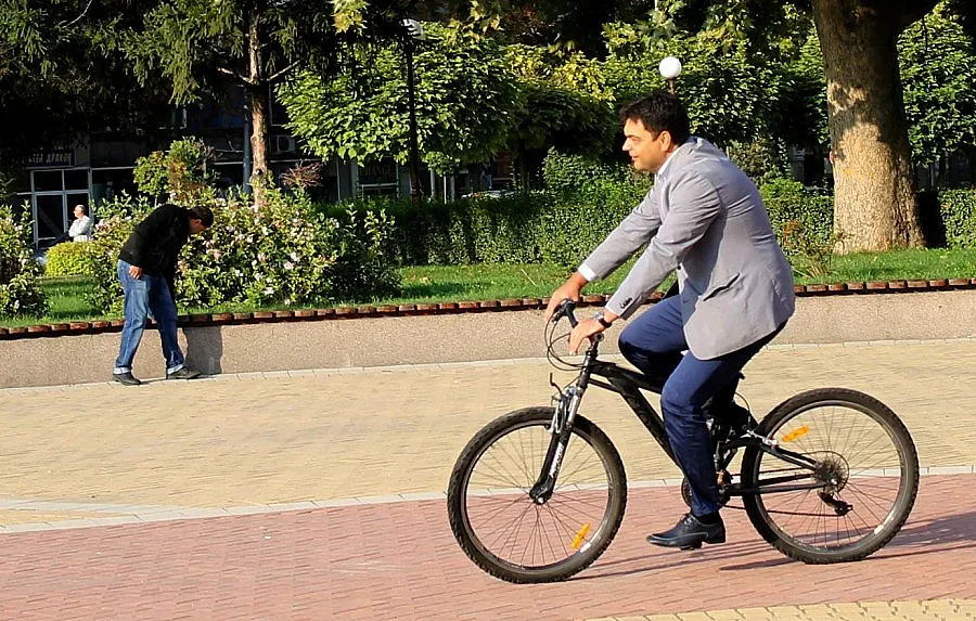 Кмет яхна колелото на сина си за работа