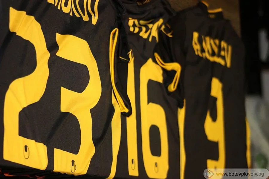 Ботев Пд събра над 2300 лева от търга с екипите 