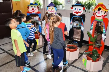 Директор вкара криви огледала в школо