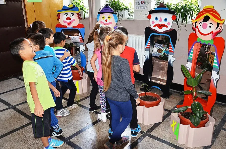 Директор вкара криви огледала в школо