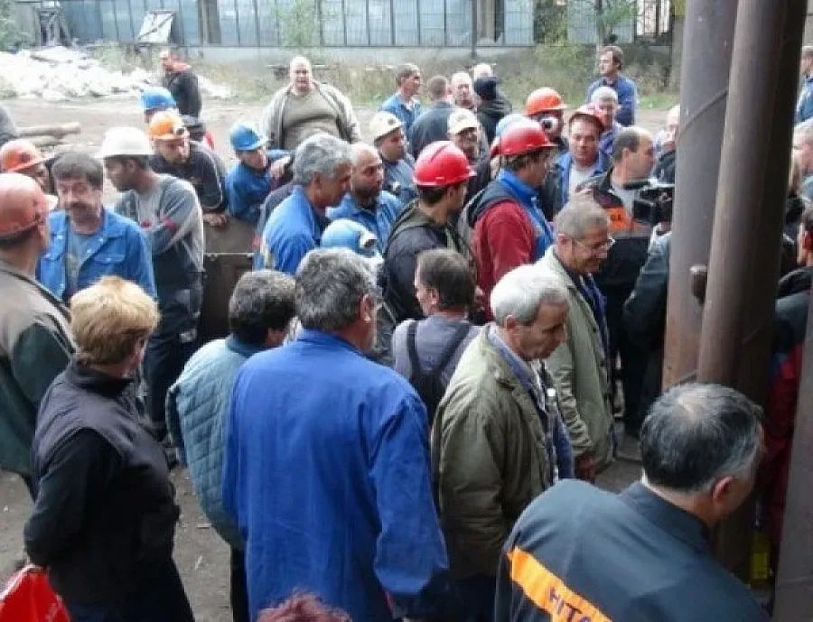 Протест на 300 метра под земята за заплати (ОБЗОР)