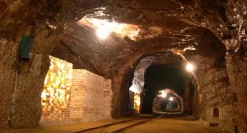 Двама миньори са извадени заради кръвно