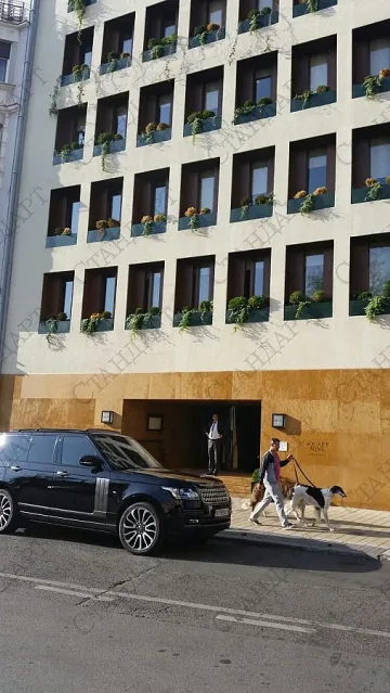 Джип и патрулка чакат Василев пред хотела