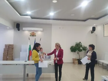 40 бебета получиха ваучери от oбщина Казанлък