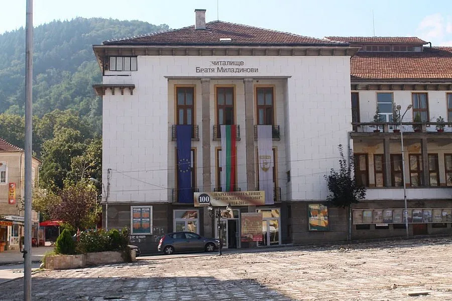 Книга, изложба и поетичен конкурс за 100 г. читалище