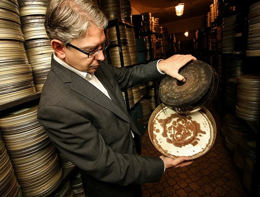 Киселина разяжда киното ни