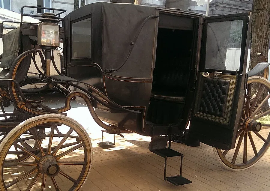 Царска каляска обикаля центъра на София