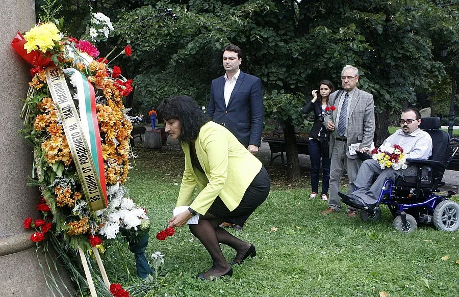 Съветът на БСП-София дарява книги на Хайтов на столични училища