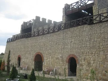 Раздават таблети в пернишка крепост